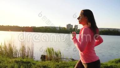 日落时分，女人穿过<strong>湖岸</strong>上的公园，慢动作